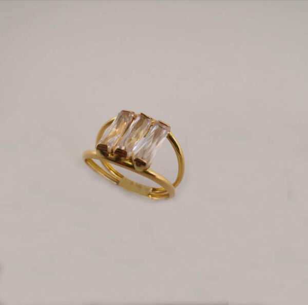 Anillo con 3 Piedras Circonitas rectangular en Oro 18k
