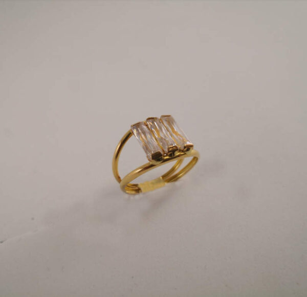 Anillo con 3 Piedras Circonitas rectangular en Oro 18k - Imagen 2
