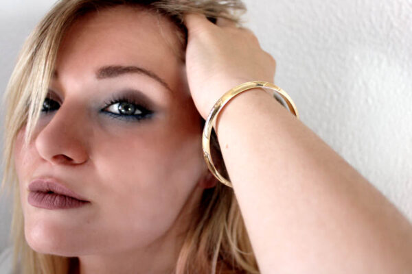 Pulsera media caña Labrada y ovalada en Oro 18 k