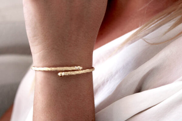 Pulsera Tubo Ovalada semirígida en Oro 18k