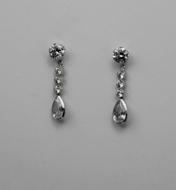 Pendientes largos en Oro Blanco 18 k con lagrima de circonitas - Imagen 3