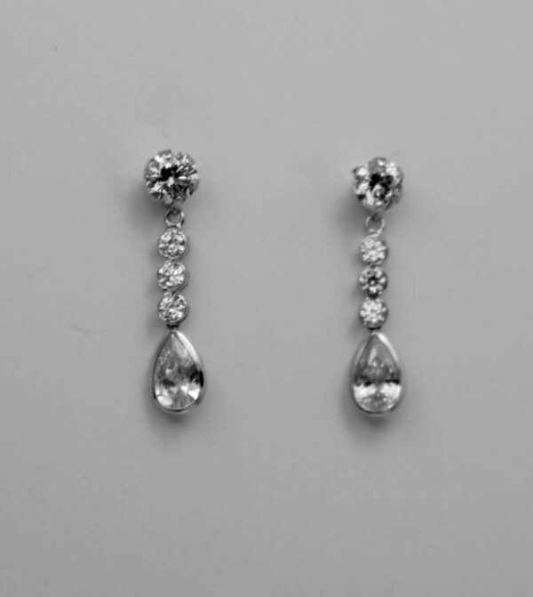 Pendientes largos en Oro Blanco 18 k con lagrima de circonitas