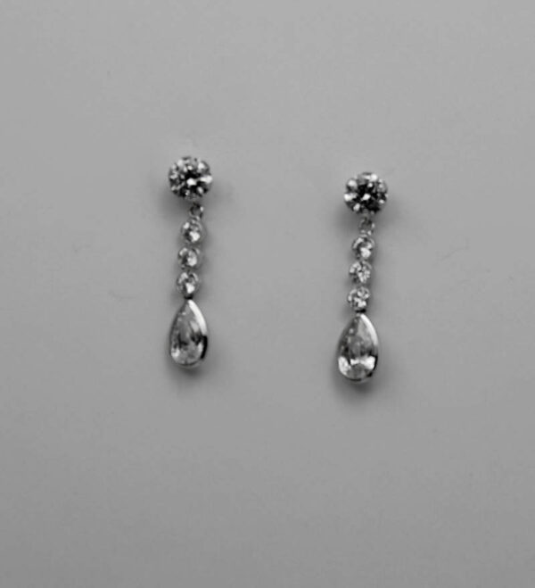 Pendientes largos en Oro Blanco 18 k con lagrima de circonitas - Imagen 2