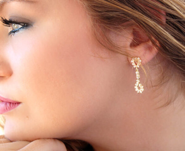 Pendientes largos de circonitas en Oro 18k