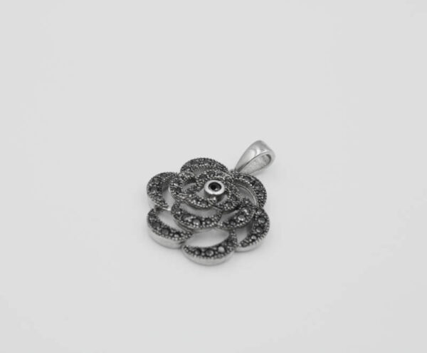 Colgante Flor en Plata Ley y Piedras Negras