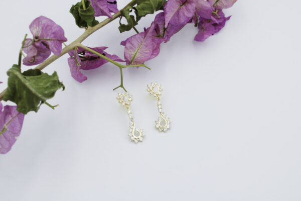 Pendientes largos de circonitas en Oro 18k - Imagen 4