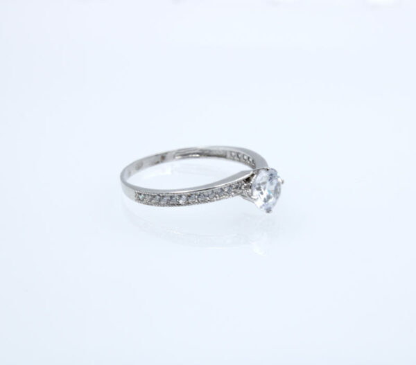 Sortija modelo solitario circonitas en Oro Blanco18k - Imagen 2