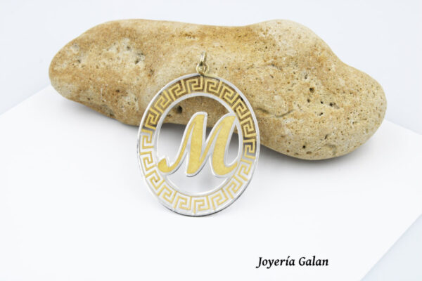 Colgante Letra M en Oro 18k Laxer