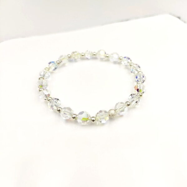 Pulsera con piedras de cristal swarovski fondo blanco