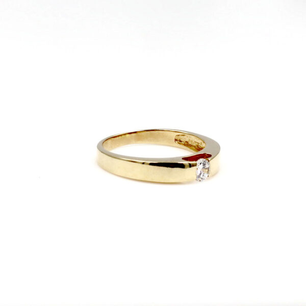 Sortija modelo Solitario en Oro 18 k y Circonita