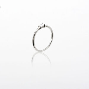 Anillo con Piedra circonita rectangular en plata ley rodiada