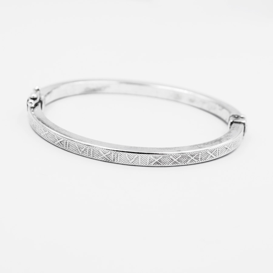 Pulsera rígida ovalada con labrado en Plata Ley 925