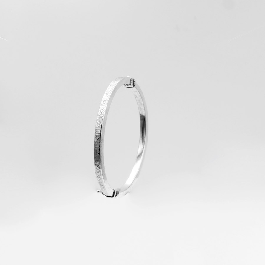 Pulsera rígida ovalada con labrado en Plata Ley 925 - Imagen 3