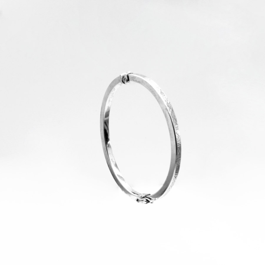 Pulsera rígida ovalada con labrado en Plata Ley 925