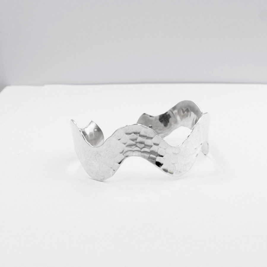 Pulsera Rígida abierta con forma de ola en Plata Ley 925