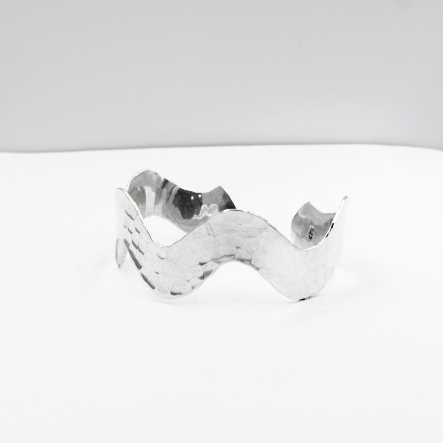 Pulsera Rígida abierta con forma de ola en Plata Ley 925