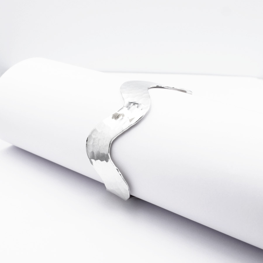 Pulsera Rígida abierta con forma de ola en Plata Ley 925
