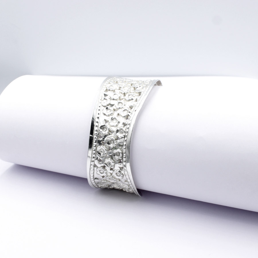 Pulsera Rígida y tallada. Abierta ancha en Plata Ley 925