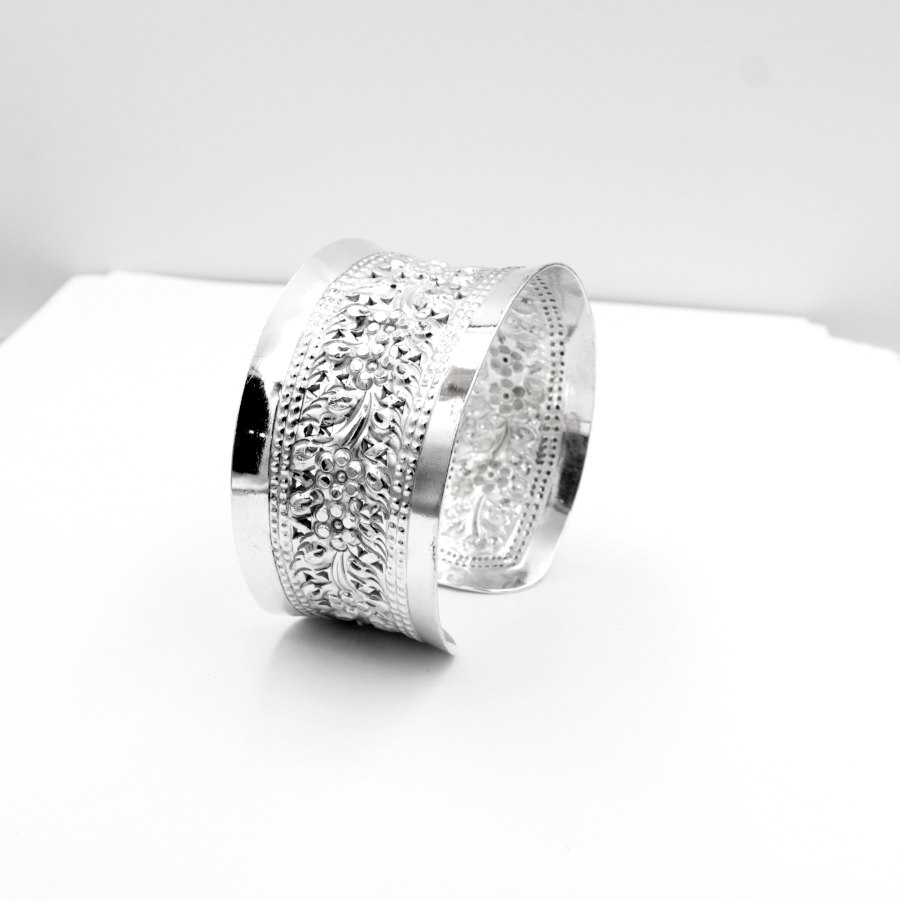 Pulsera Rígida y tallada. Abierta ancha en Plata Ley 925