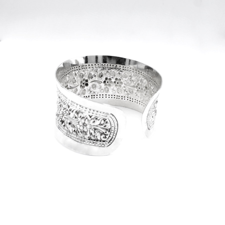 Pulsera Rígida y tallada. Abierta ancha en Plata Ley 925