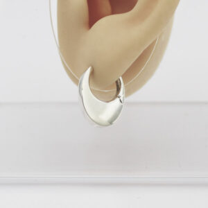 Aros de Plata pequeños con forma moderna y cierre de Clic